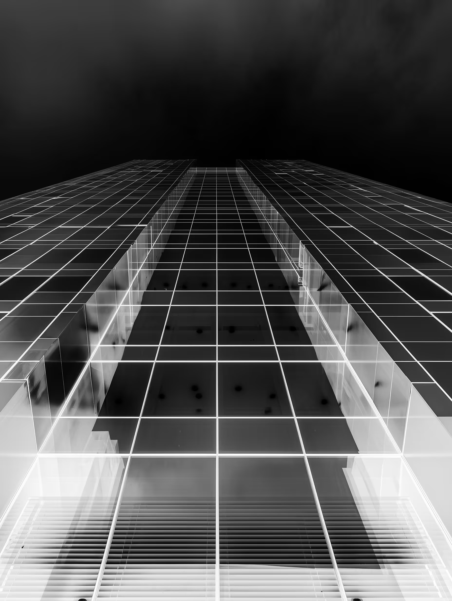 Tour de verre vue en contre-plongée, en noir et blanc