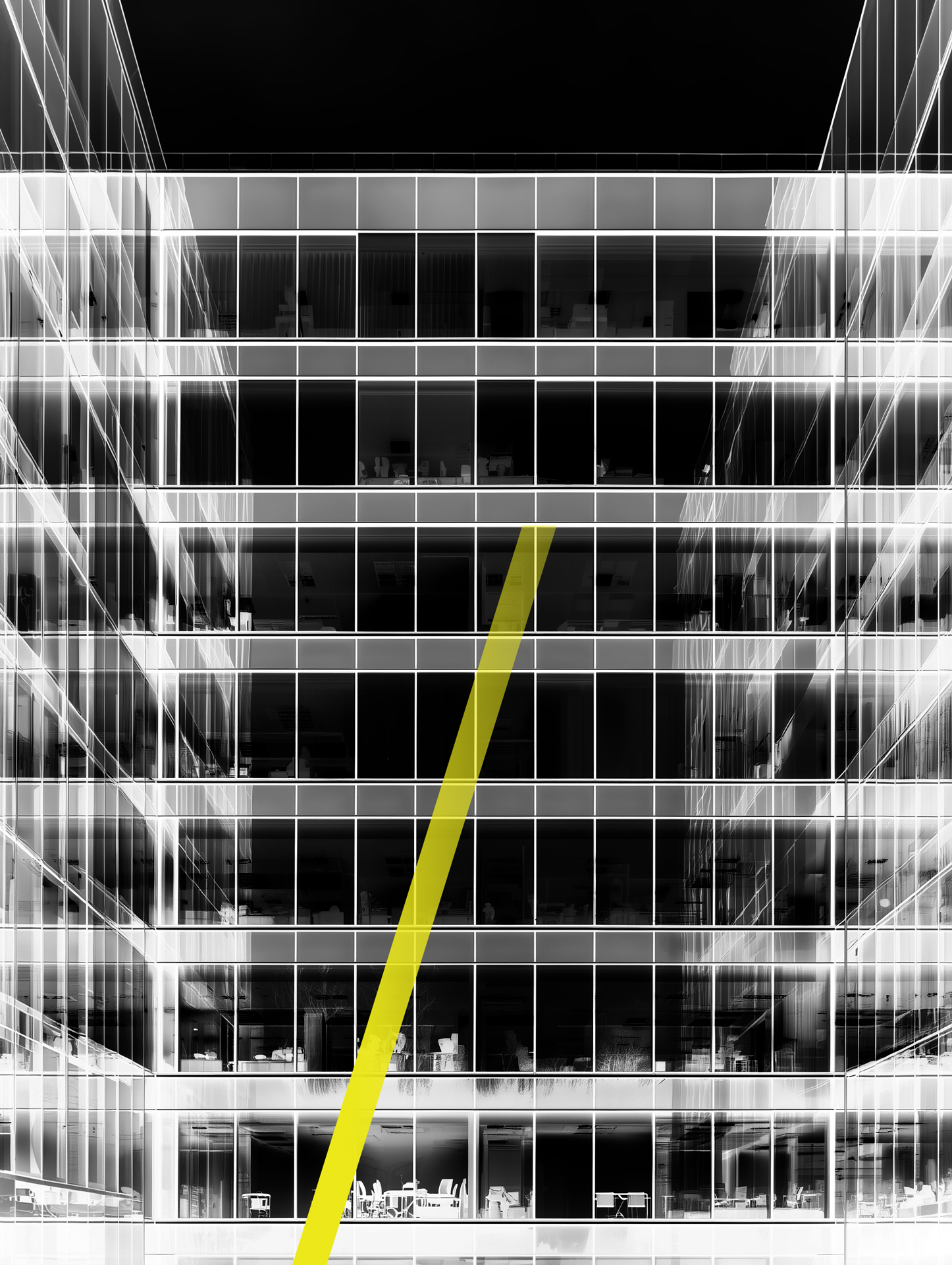 Façade de bureaux en noir et blanc traversée par la barre jaune du cabinet